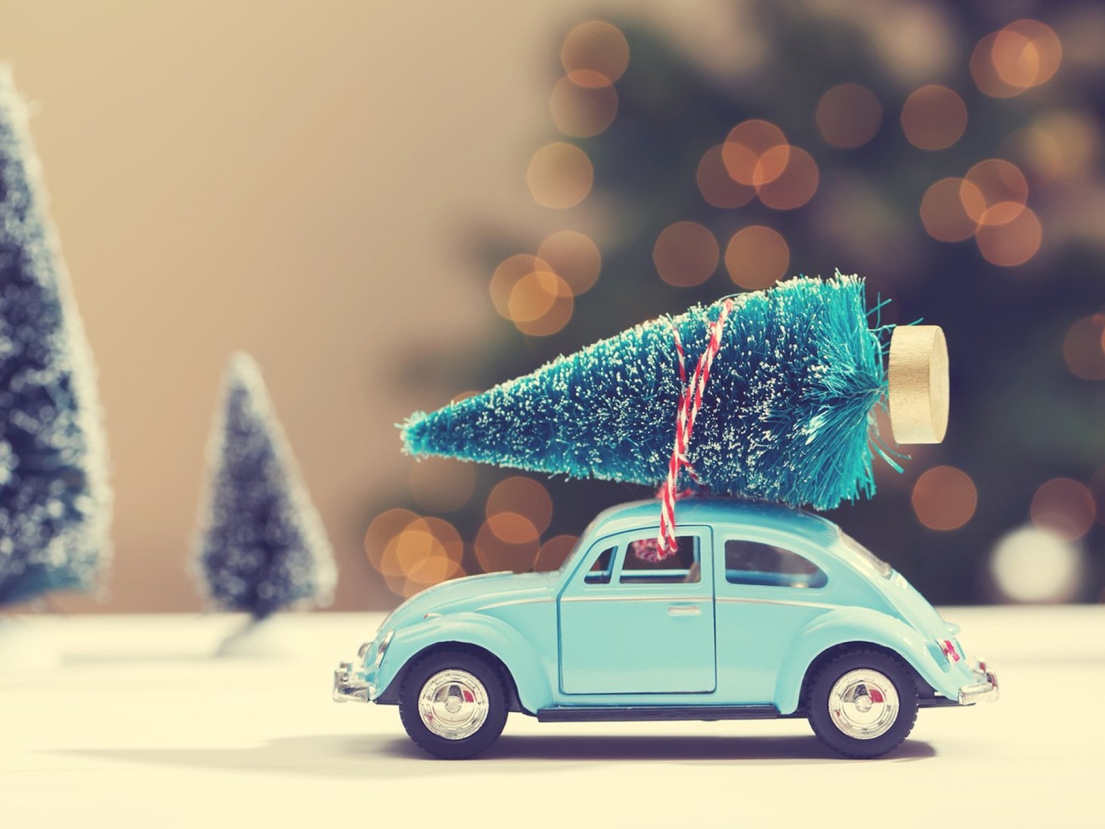 Un primer plano de un coche de juguete con un árbol de navidad en la parte superior (coche, navidad)