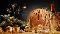 Feierliche Silvester-Tischdekoration mit 2019 und funkelnden Dekorationen