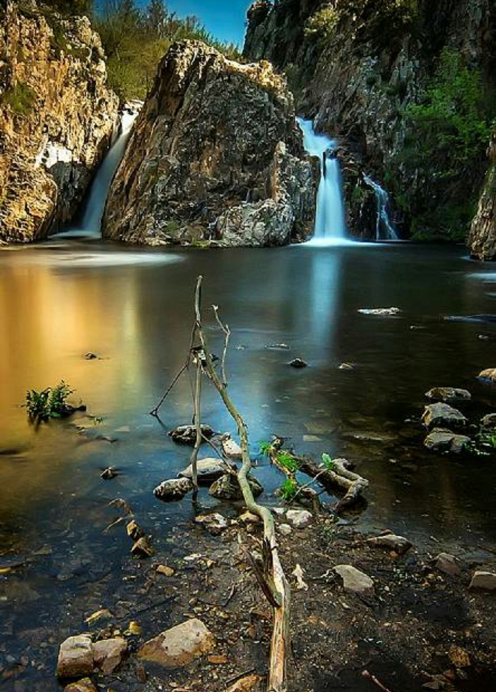 Hay una cascada que fluye por el lado de una montaña (paisajes, cascadas, otoño, cascada)