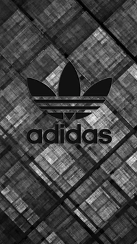 Логотип Adidas на текстурированном черно-белом фоне