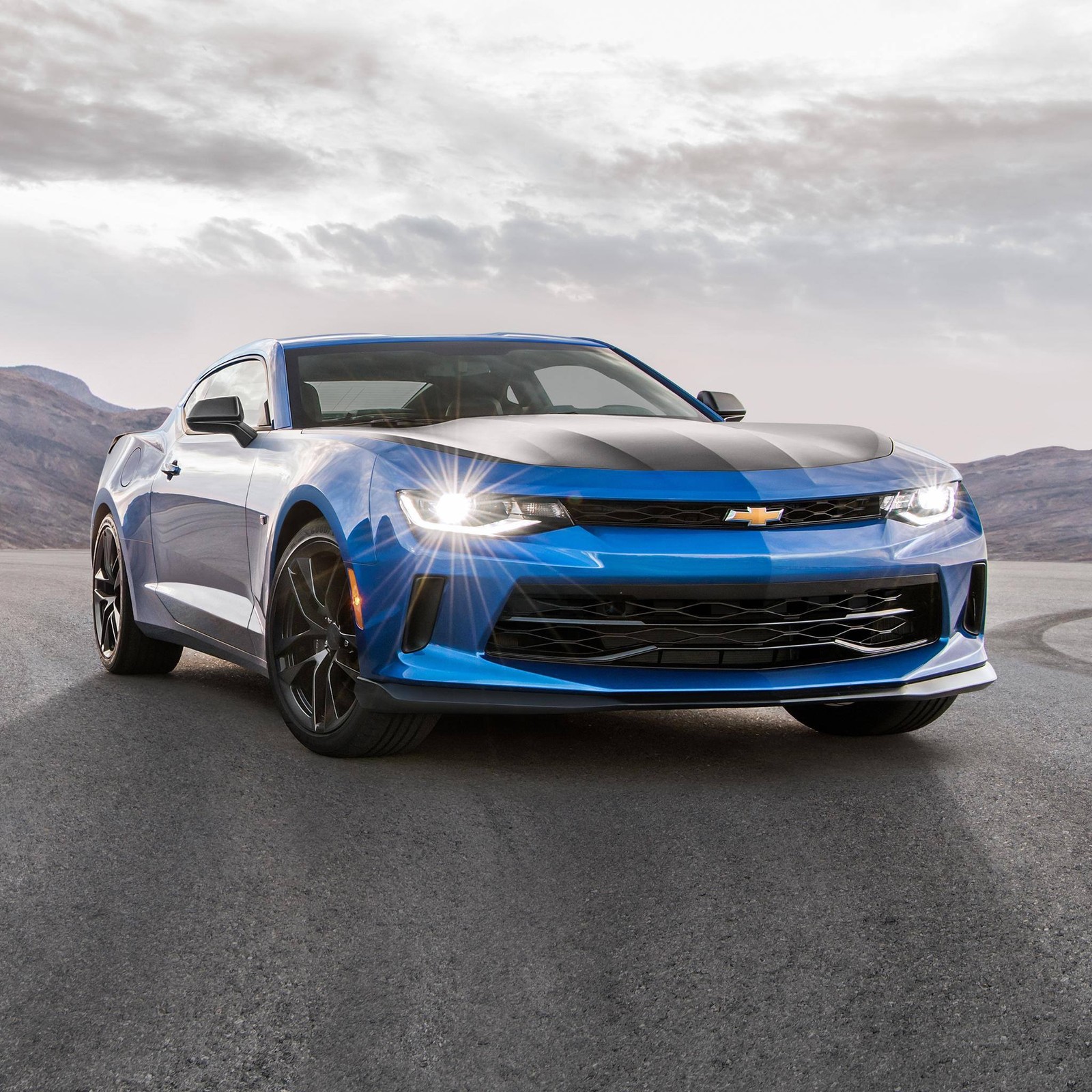 Синяя chevrolet camaro едет по дороге с горами на фоне (2018, синий, camaro, машина, chevrolet)