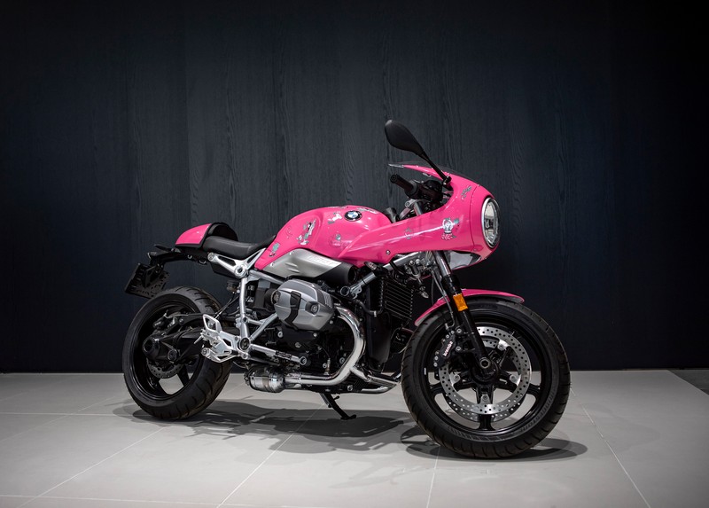 Арафед розовый мотоцикл стоит на плиточном полу в комнате (bmw r ninet racer voor think pink, 2022, велосипеды, обои 4k)