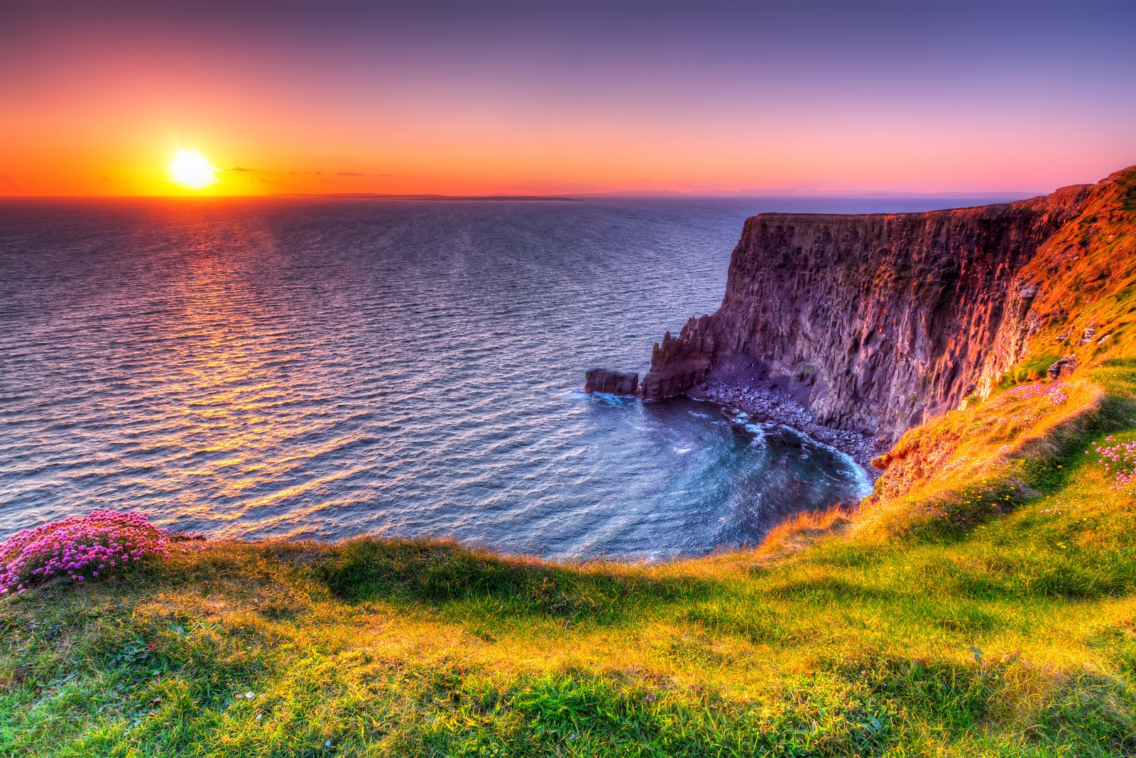 Vista de um penhasco com vista para o oceano ao pôr do sol (cliffs of moher, viagem, água, planta, nuvem)