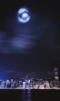 Elektrisch blaue Himmel über einer lebhaften Stadtlandschaft bei Nacht