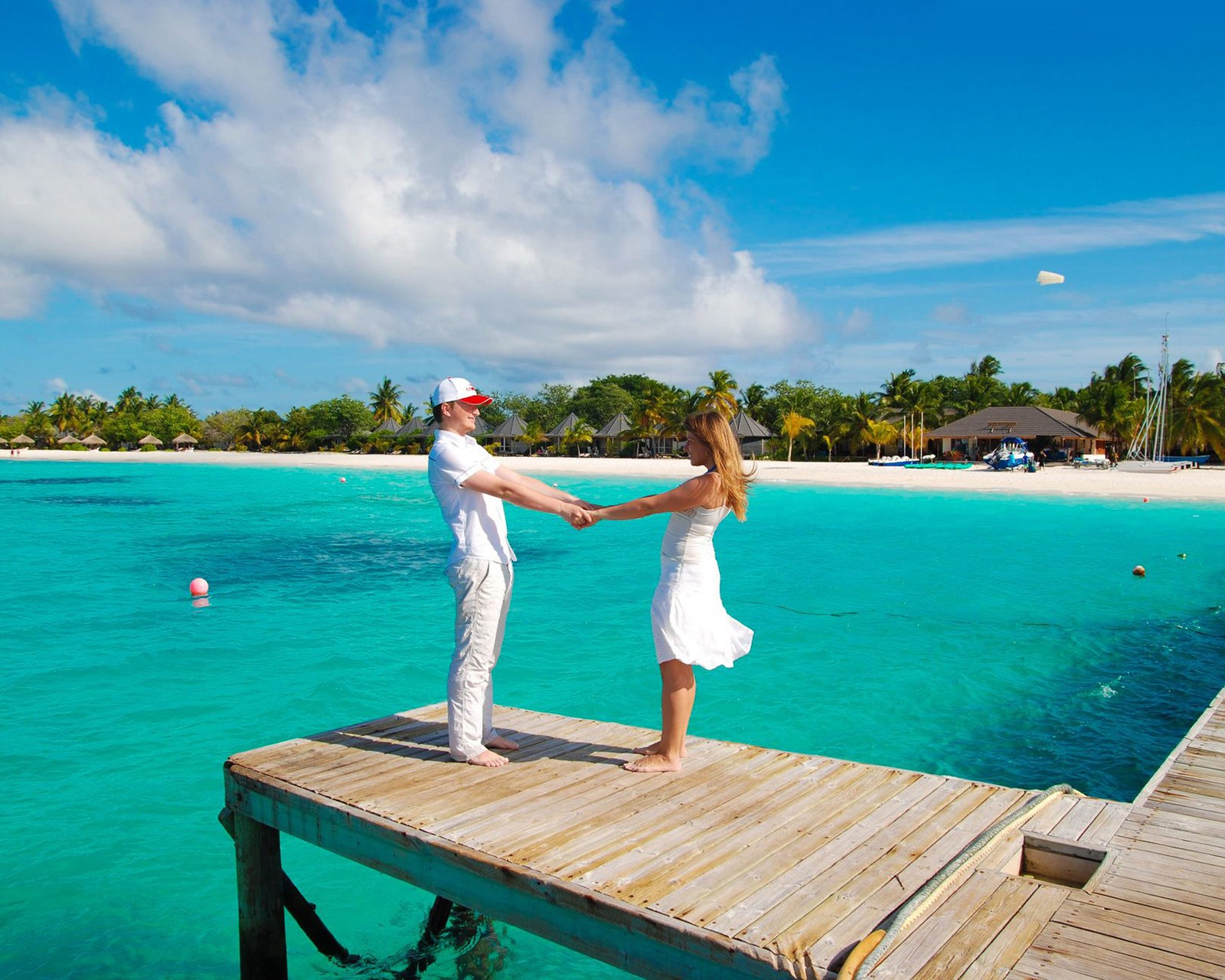 Mariée et marié sur un quai lors d'un mariage à la plage dans les îles tropicales (plage, tourisme, vacances, mer, voyage)