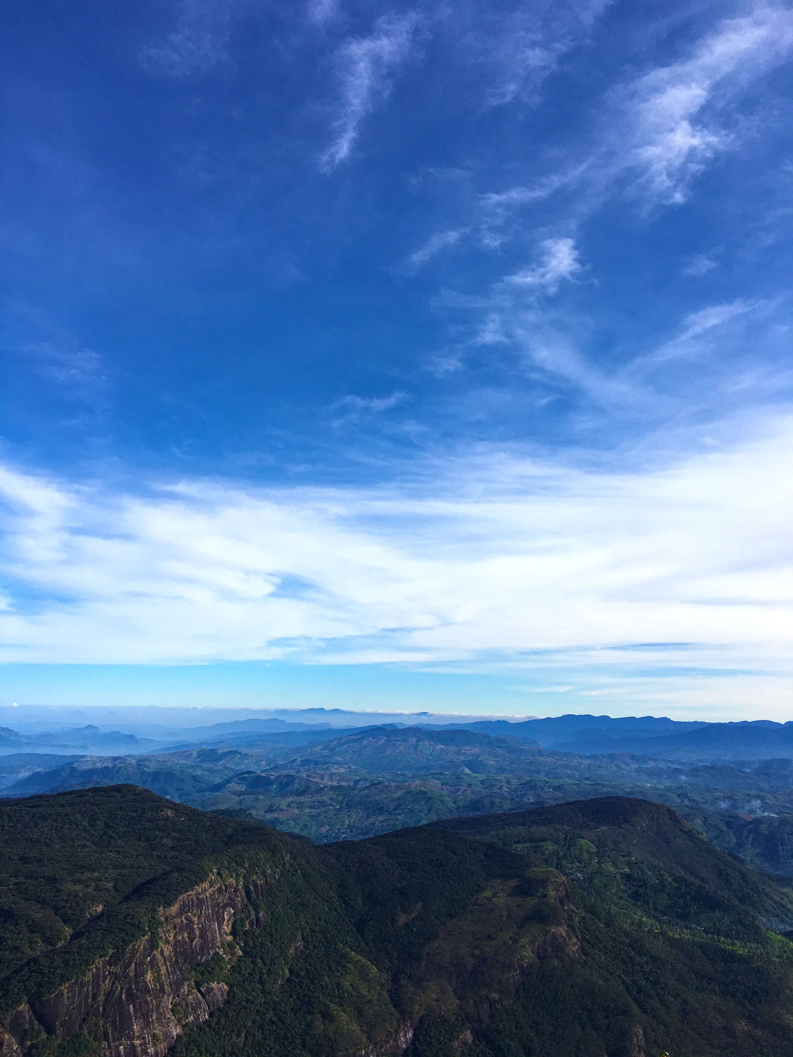 Vue aérienne d'une chaîne de montagnes avec un ciel bleu (bleu, nuage, horizon, journée, cumulus)