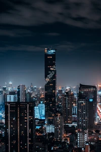 Gratte-ciels illuminés dans un paysage urbain nocturne vibrant