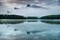 Reflexiones serenas de Banff: un lago de montaña tranquilo al anochecer