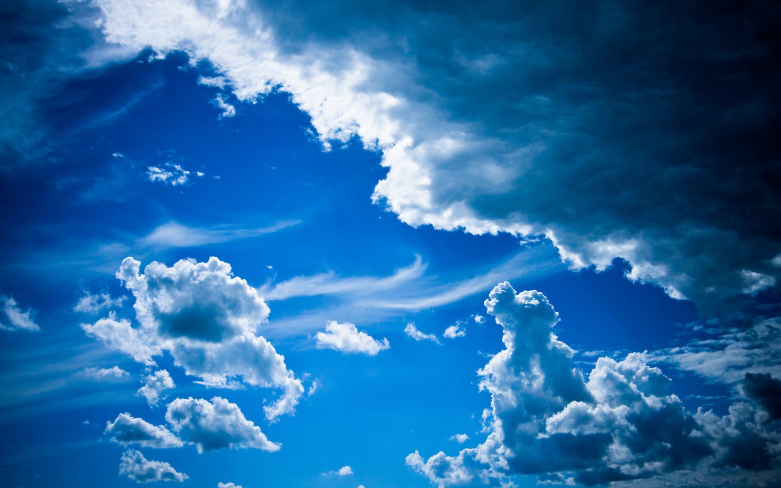 Il y a un grand nuage dans le ciel au-dessus de l'eau (nuage, bleu, journée, cumulus, atmosphère)