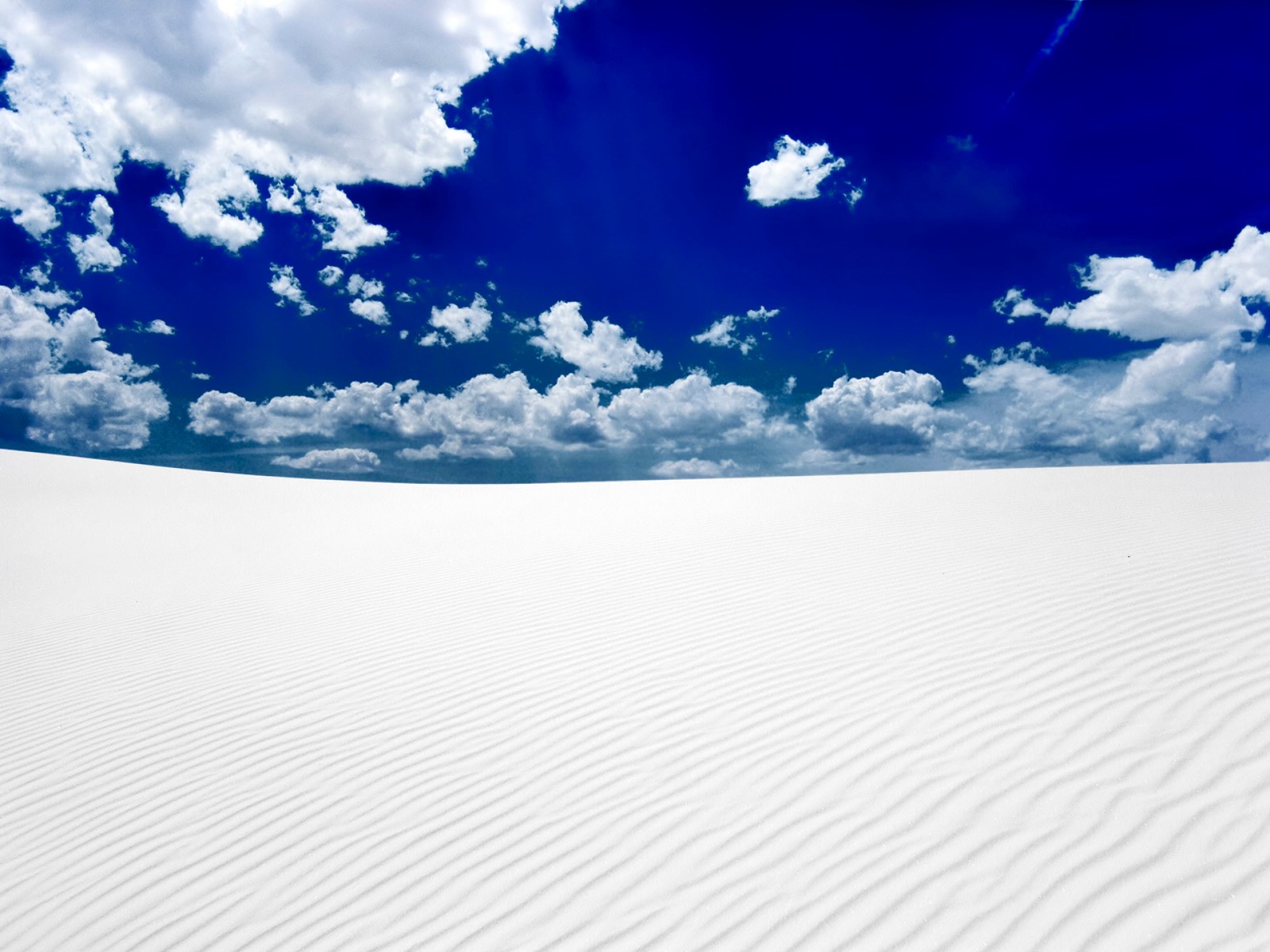 Vue aérienne d'une dune de sable blanc sous un ciel bleu (nuage, sable, journée, ciel, arts créatifs)