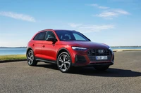 Audi Q5 40 TDI Quattro 2021 en rouge frappant au bord de l'eau