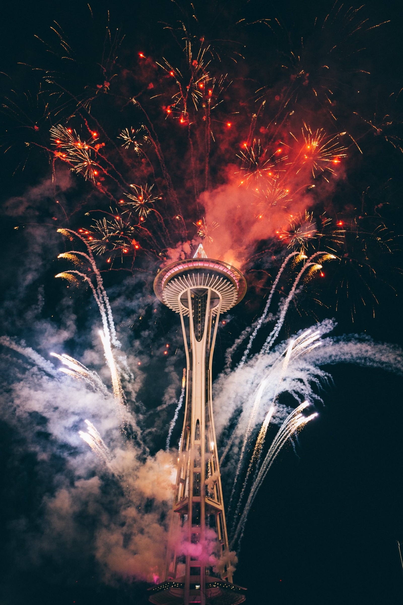 Фейерверки вспыхивают в небе над городом (сиэтлская башня, space needle, фейерверк, мир, новый год)