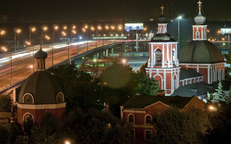 Ночной вид на город с церковью и автомагистралью (москва, ночь, город, отражение, вечер)