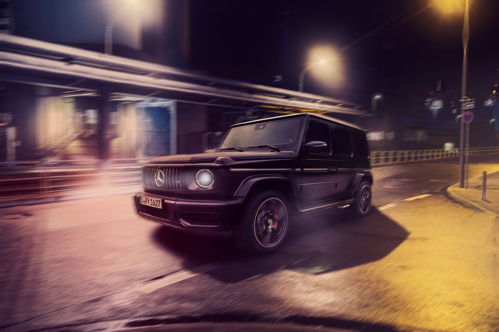 Um suv preto dirigindo por uma rua da cidade à noite (noite, mercedes benz, reflexo, farol, roda)