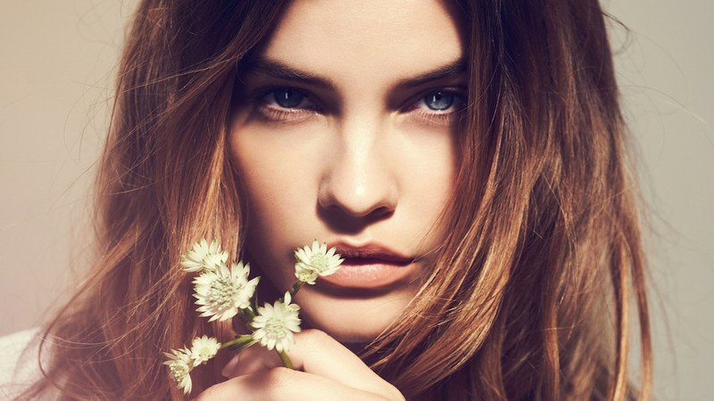 Un gros plan d'une femme tenant une fleur dans la main (barbara palvin, célébrité, modèle, brunette, filles)