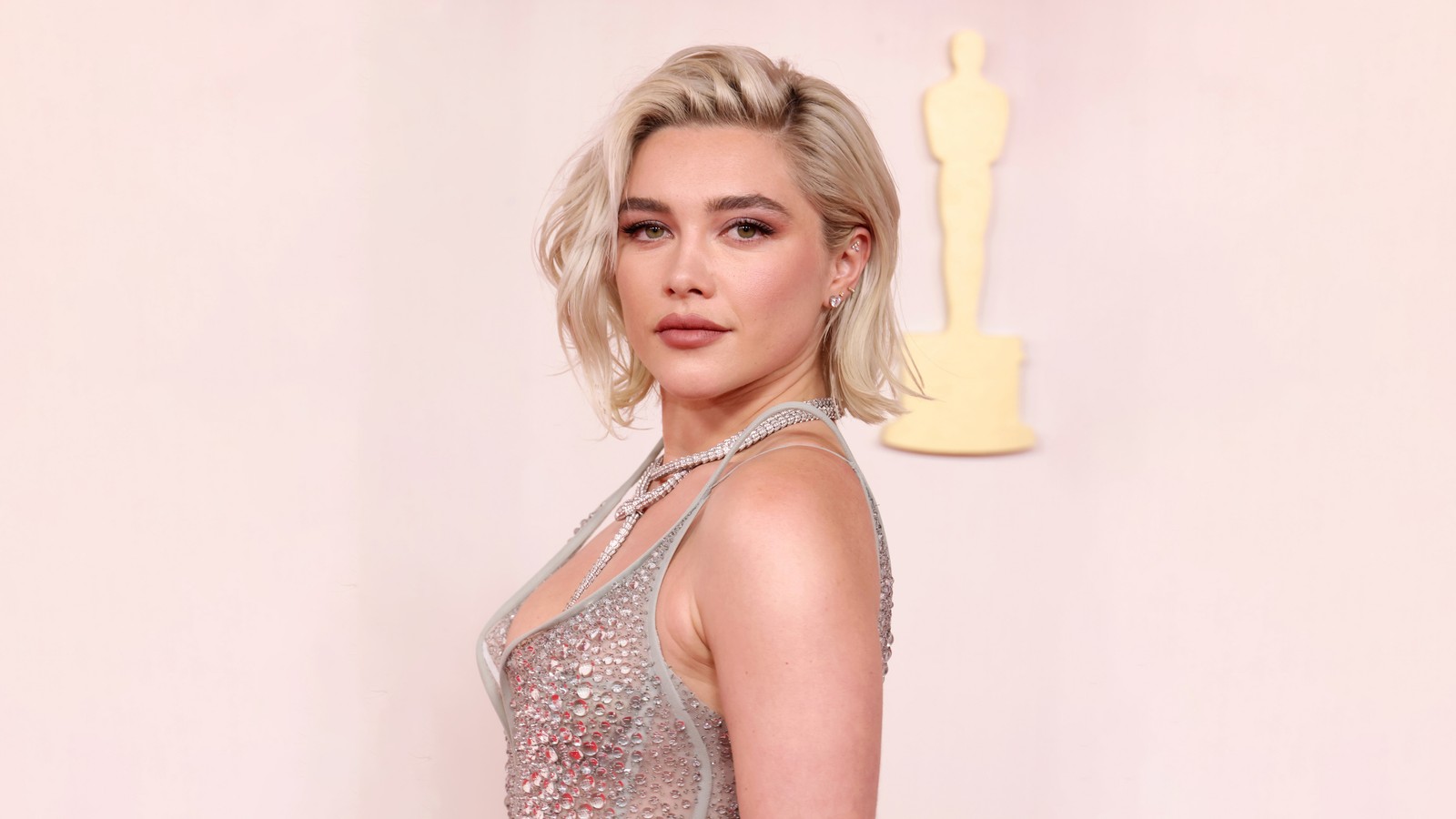 Женщина в серебристом платье позирует для фотографии (флоренс пью, florence pugh, оскар, знаменитость, актриса)