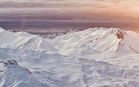 Montañas cubiertas de nieve bajo un cielo dramático