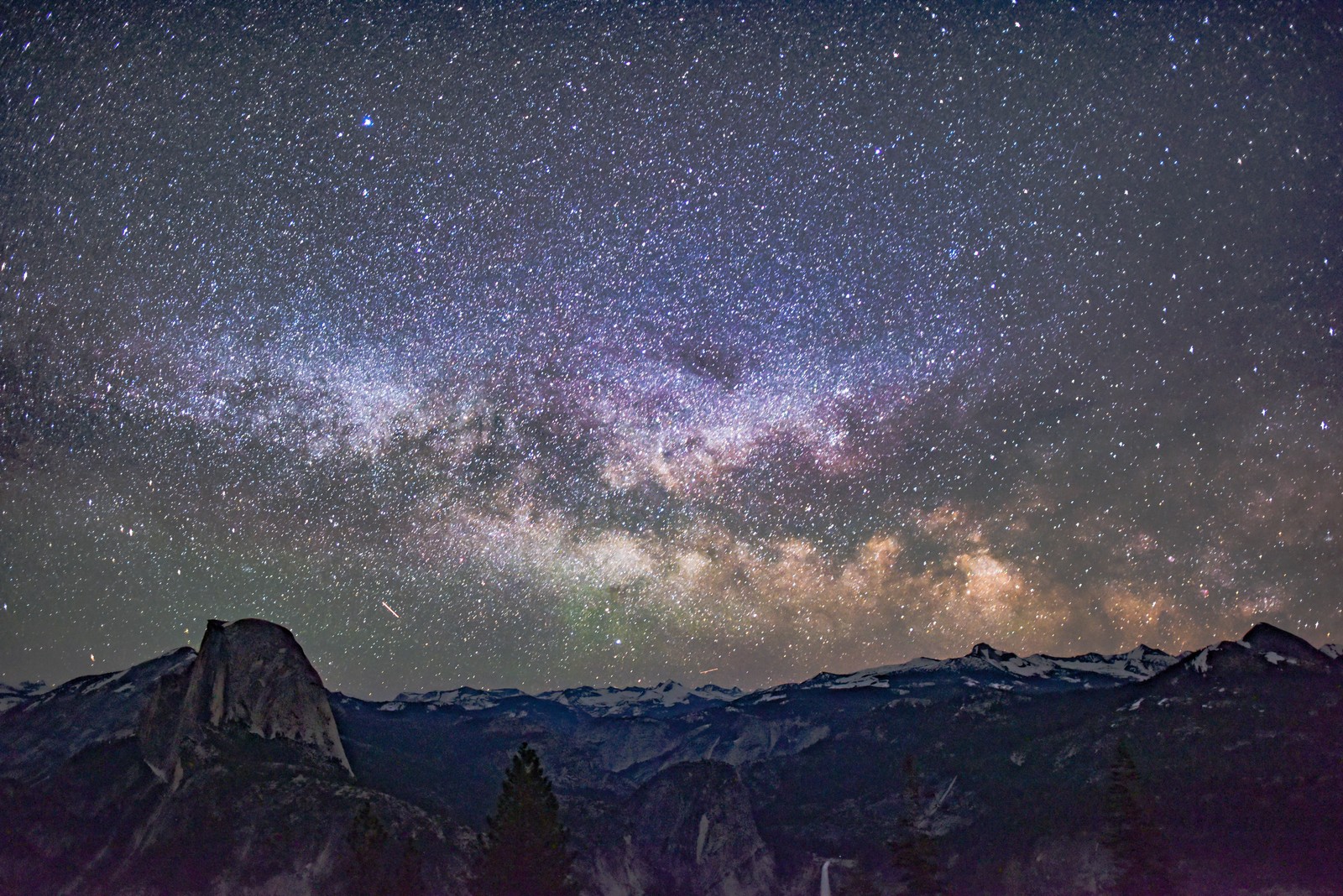 Uma vista da via láctea e das estrelas acima das montanhas (astronomia, galáxia, estrela, noite, via láctea)