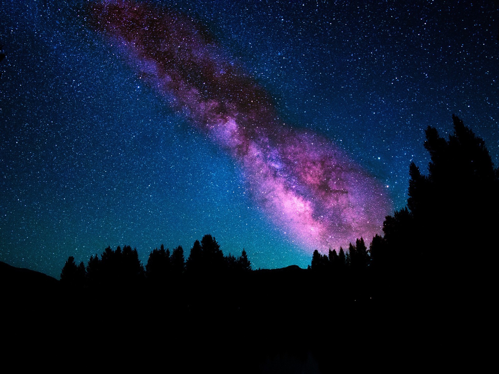 Vista árabe de uma galáxia com uma estrela brilhante roxa e azul (via láctea, estrela, céu noturno, noite, objeto astronômico)