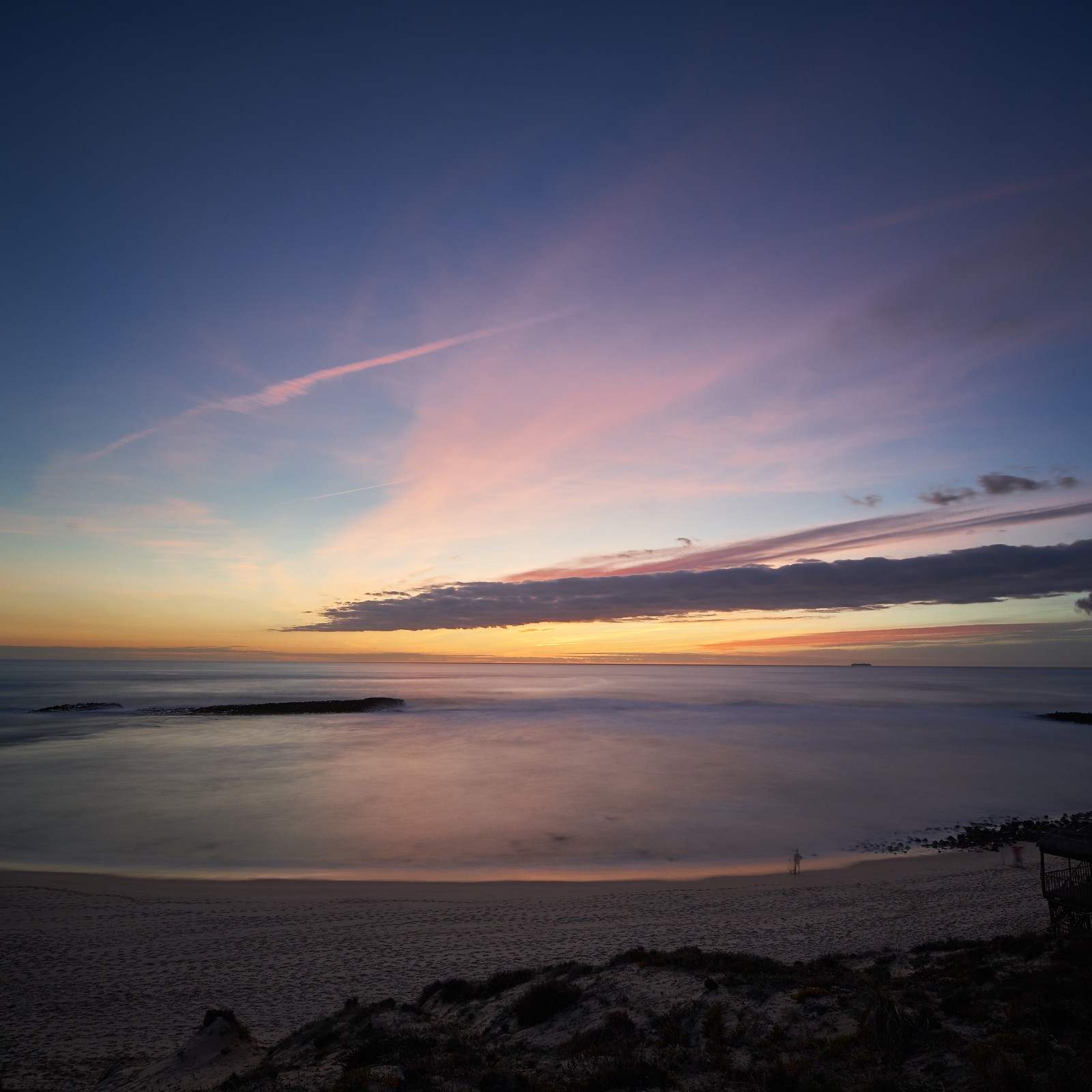 Aromatische aussicht auf einen strand mit einer bank und einem sonnenuntergang (sonnenuntergang, meer, horizont, wolke, ozean)