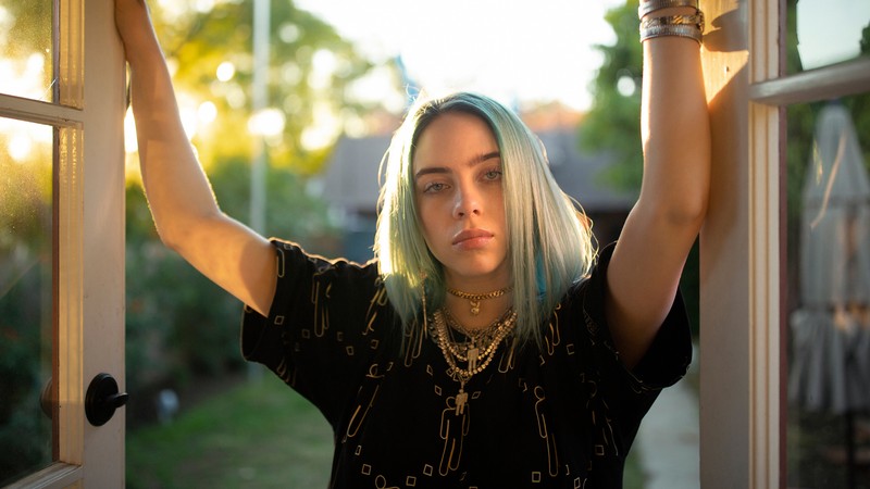 Арабская женщина с зелеными волосами, стоящая перед окном (billie eilish, певец, знаменитость, девочки)