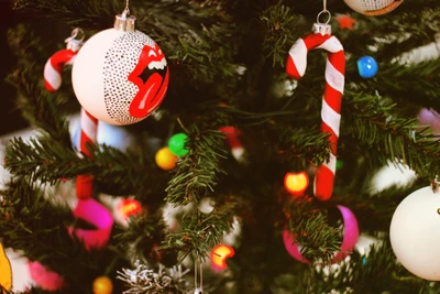 Árbol de Navidad colorido con adornos únicos y bastones de caramelo