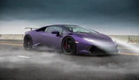 Lamborghini Huracán violet sur une route brumeuse.