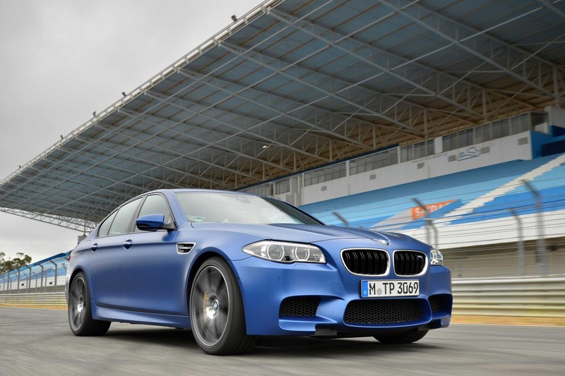 Автомобиль bmw m5 competition едет по трассе (bmw, машина, спортивный автомобиль, спортивная машина, колесо)