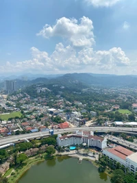 Vista aérea de un paisaje urbano escénico que presenta un área residencial, recursos hídricos y un puente.