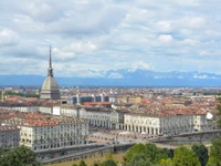 Skyline de Turim com Mole Antonelliana e fundo alpino