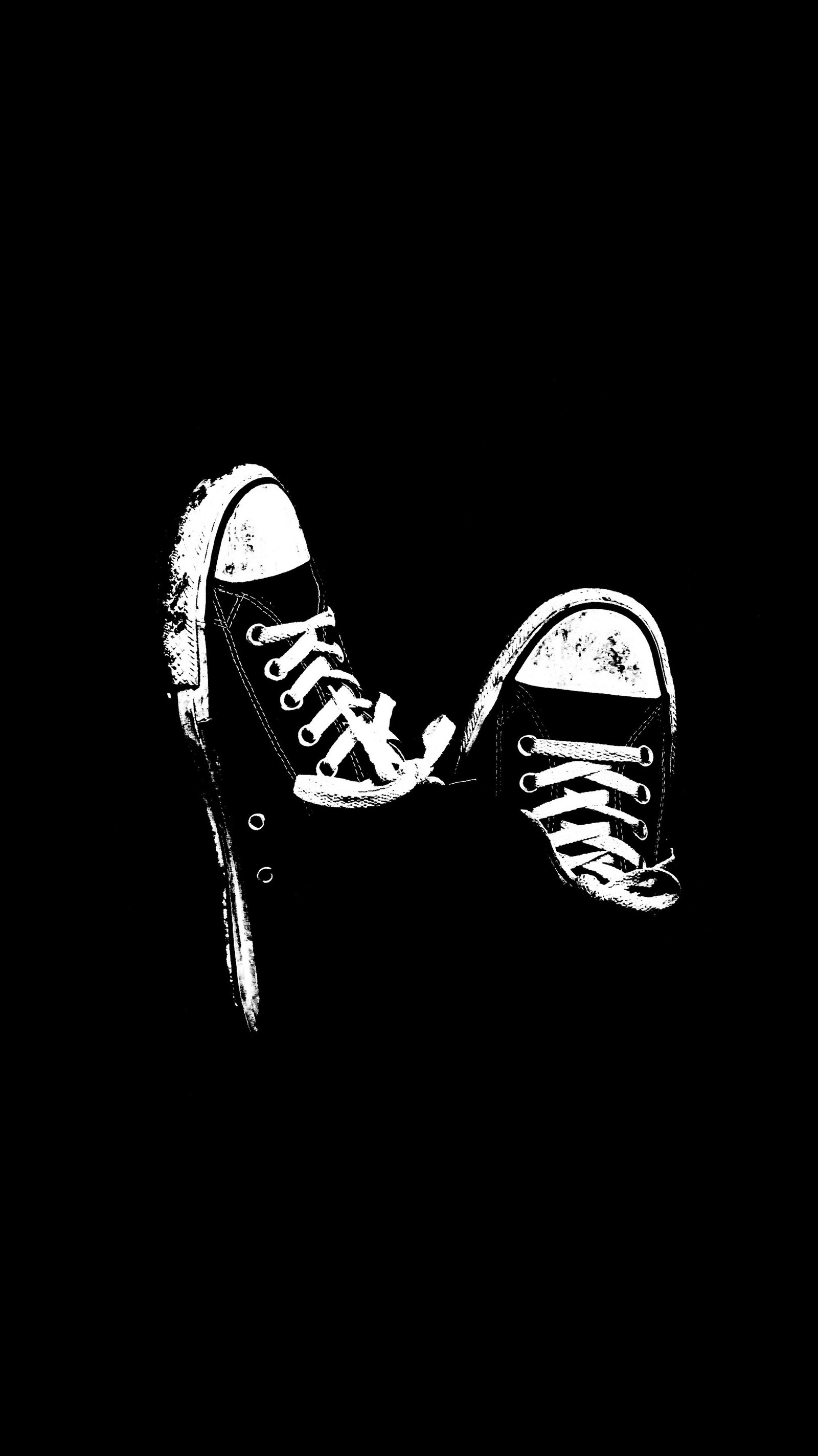 Una imagen difusa de un par de zapatos en la oscuridad (amoled, negro, converse, genial, hd)