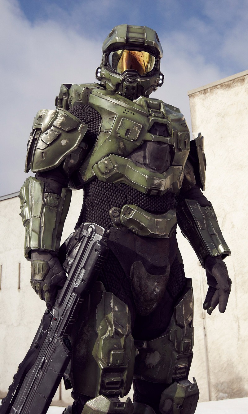 Человек в костюме с оружием и шлемом (гало, halo, hd, master chief, microsoft)