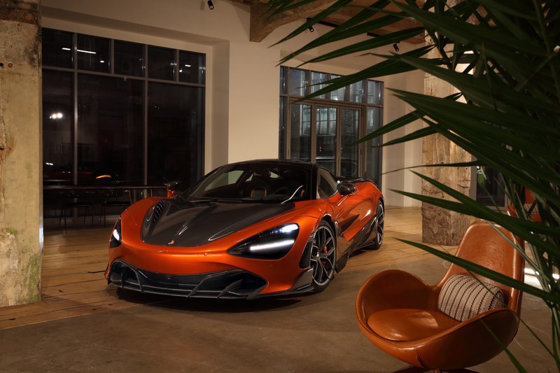 Крупный план автомобиля, припаркованного в гараже с креслом. (mclaren 720s fury, топкар, topcar, 2021, 5k)