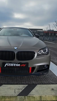 Impresionante coche BMW con un audaz diseño frontal