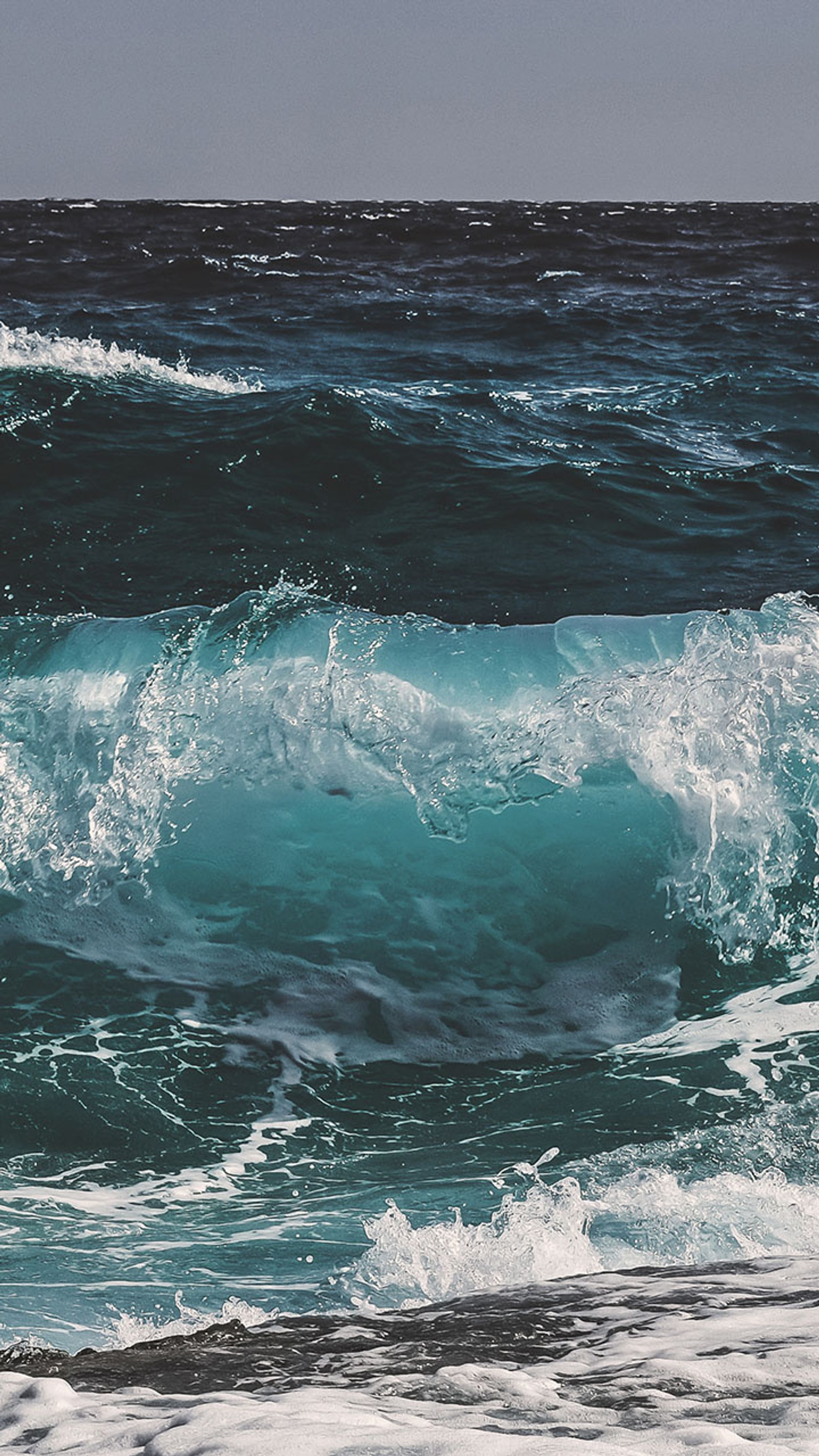 Surfeur chevauchant une vague dans l'océan par une journée ensoleillée (bleu, océan, vagues)