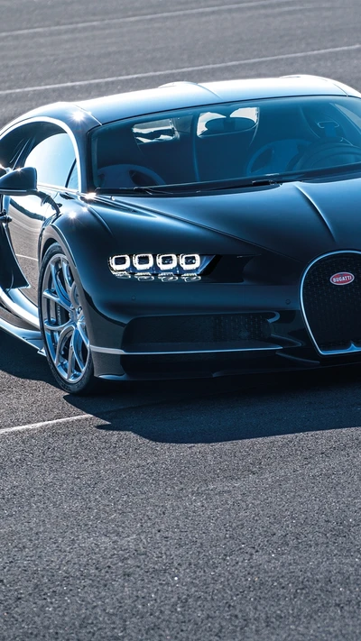 Eleganter schwarzer Bugatti Chiron in Bewegung festgehalten