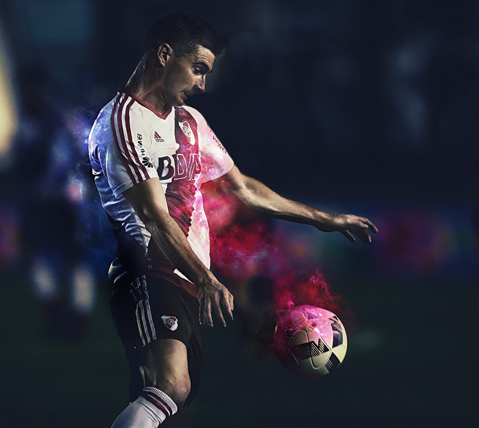 Hay un hombre pateando un balón de fútbol con una estela de humo rosa (argentina, lucas alario, river plate)