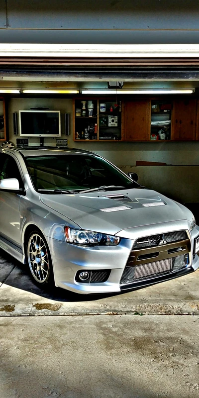 Mitsubishi Evo X: Turboaufladete Leistung in einem eleganten silbernen Finish