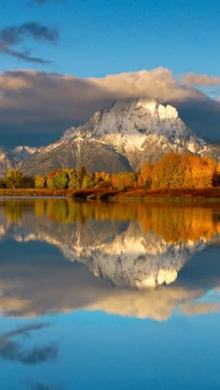 Montanha majestosa refletida em um lago tranquilo ao pôr do sol