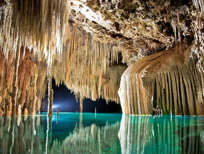 Caverna azul encantadora com estalactites refletidas em águas calmas