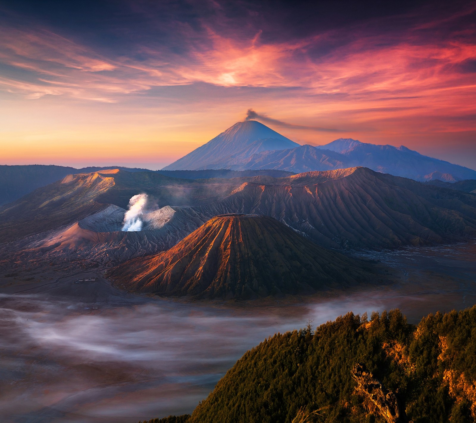 Une montagne avec un nuage au milieu (asie, indonésie, java, montagne, coucher de soleil)