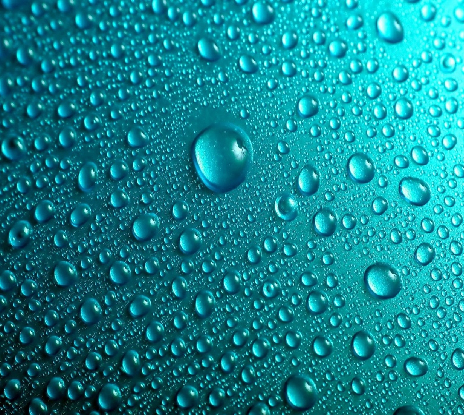 Un primer plano de gotas de agua sobre una superficie azul (gotas)