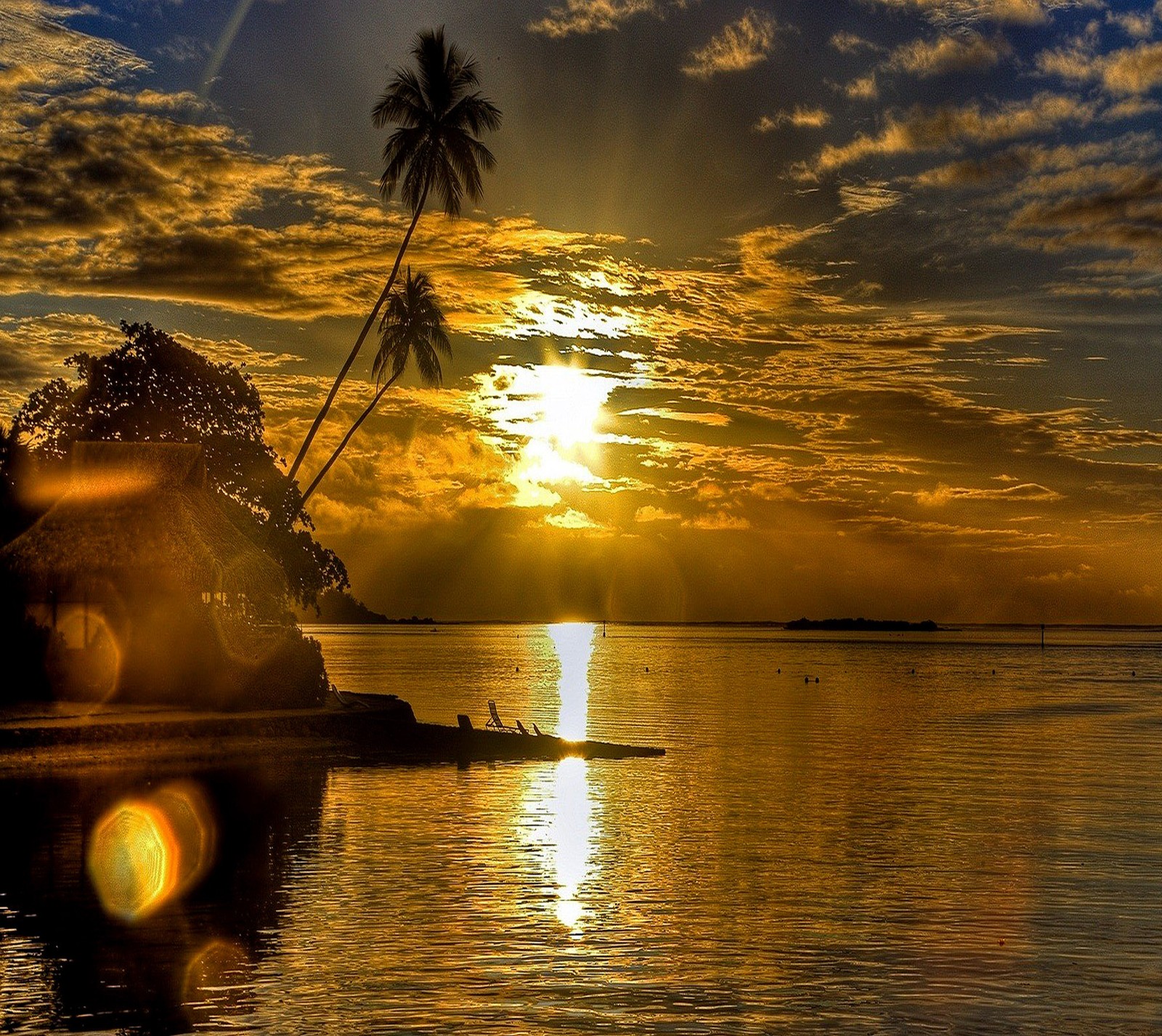 Coucher de soleil sur l'océan avec un bateau dans l'eau et des palmiers (nature, papier peint)