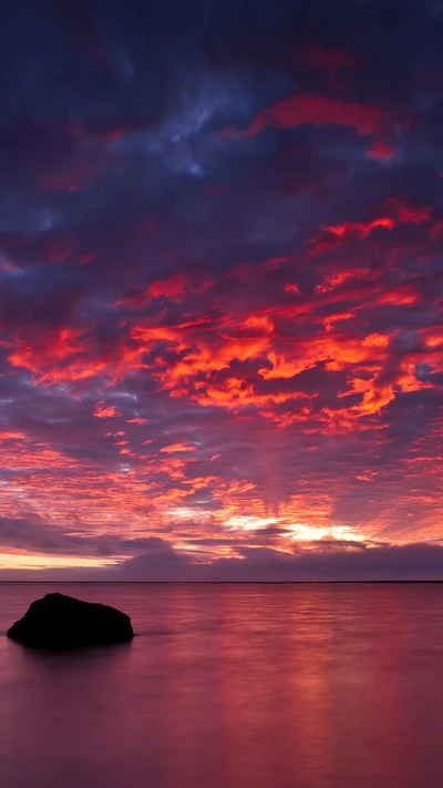 Atardecer vibrante sobre aguas tranquilas