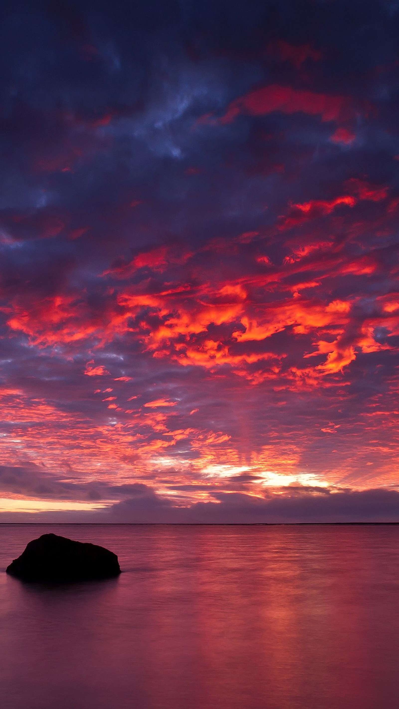 Himmel mit einem roten und lila sonnenuntergang über einem gewässer (at sea, sonnenuntergang)