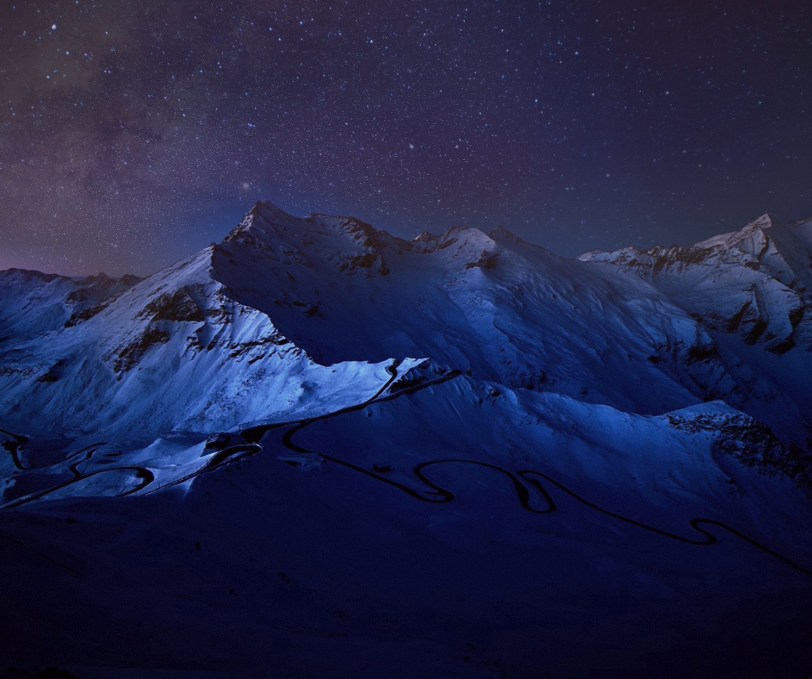 Céu estrelado à noite sobre montanhas nevadas com uma trilha em primeiro plano (galáxia, montanhas, noite, cimas nevadas, estrelas)