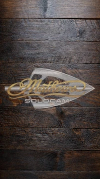 Logo de Mathews SoloCam sobre fondo de madera rústica