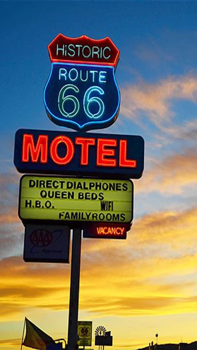 Motel historique de la Route 66 avec enseigne au néon au coucher du soleil