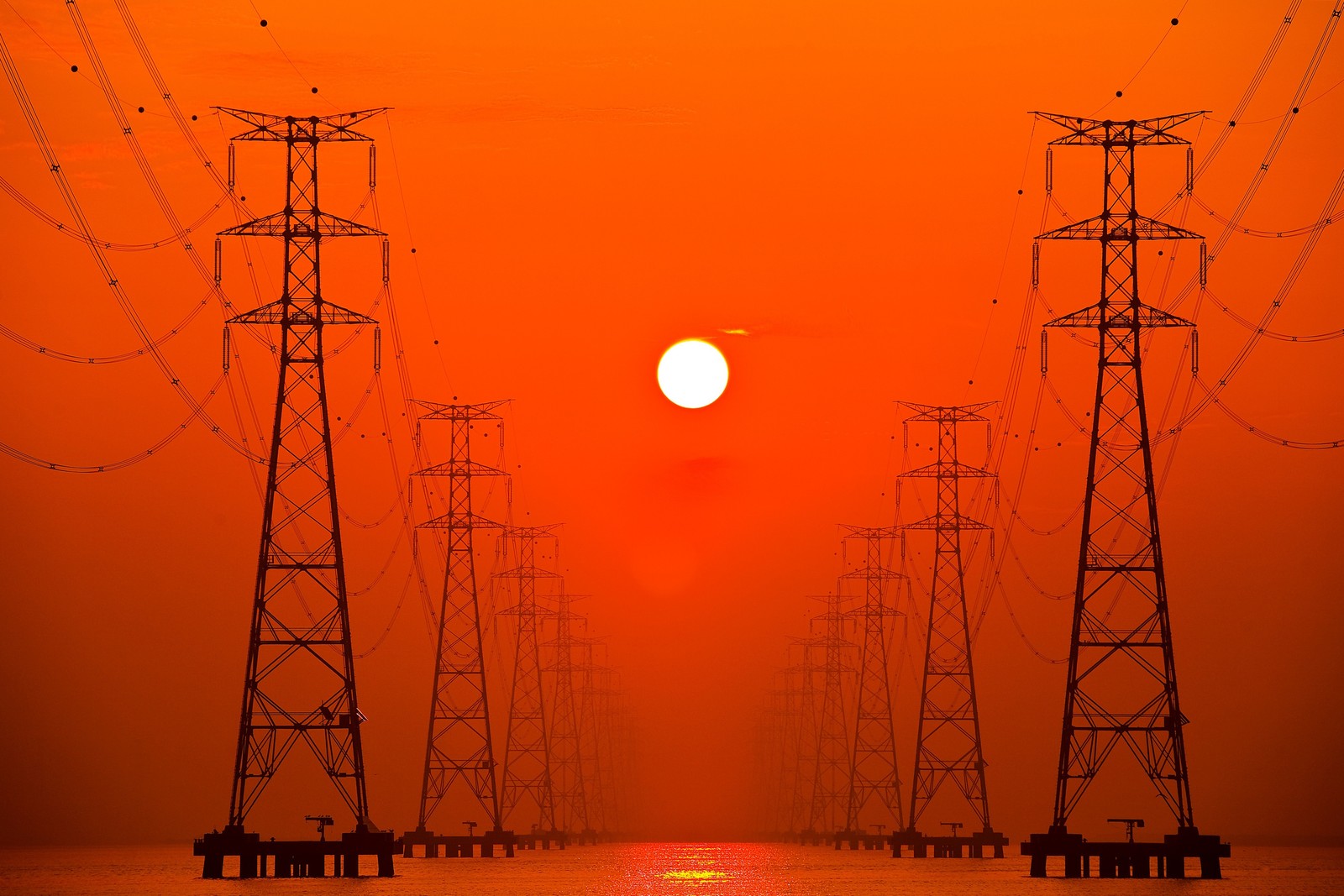 Lade hochspannungsleitung, übertragungsturm, elektrizität, stromversorgung, orange Hintergrund herunter