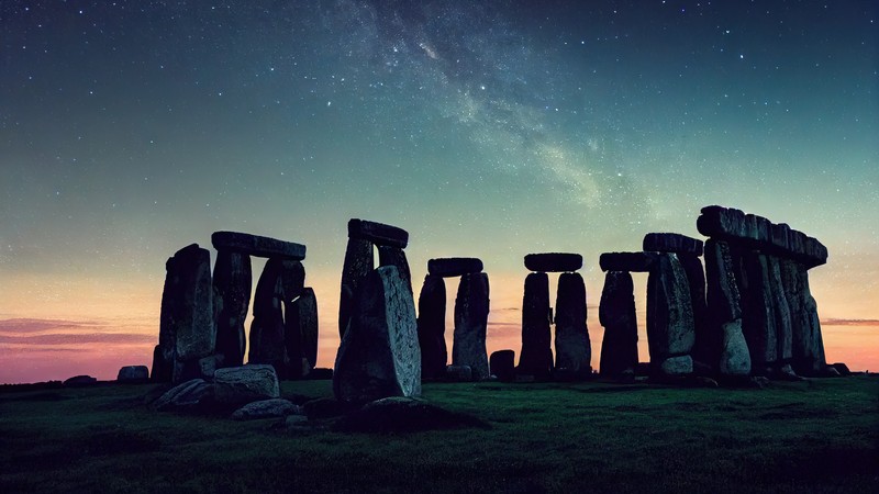 Близкий план стоунхенджа на поле с небом на фоне (стоунхендж, stonehenge, звёздный, ночь, звезды)